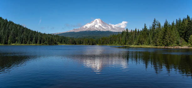 il lago trillium e la faccia sud del monte hood in oregon - mt hood national park foto e immagini stock