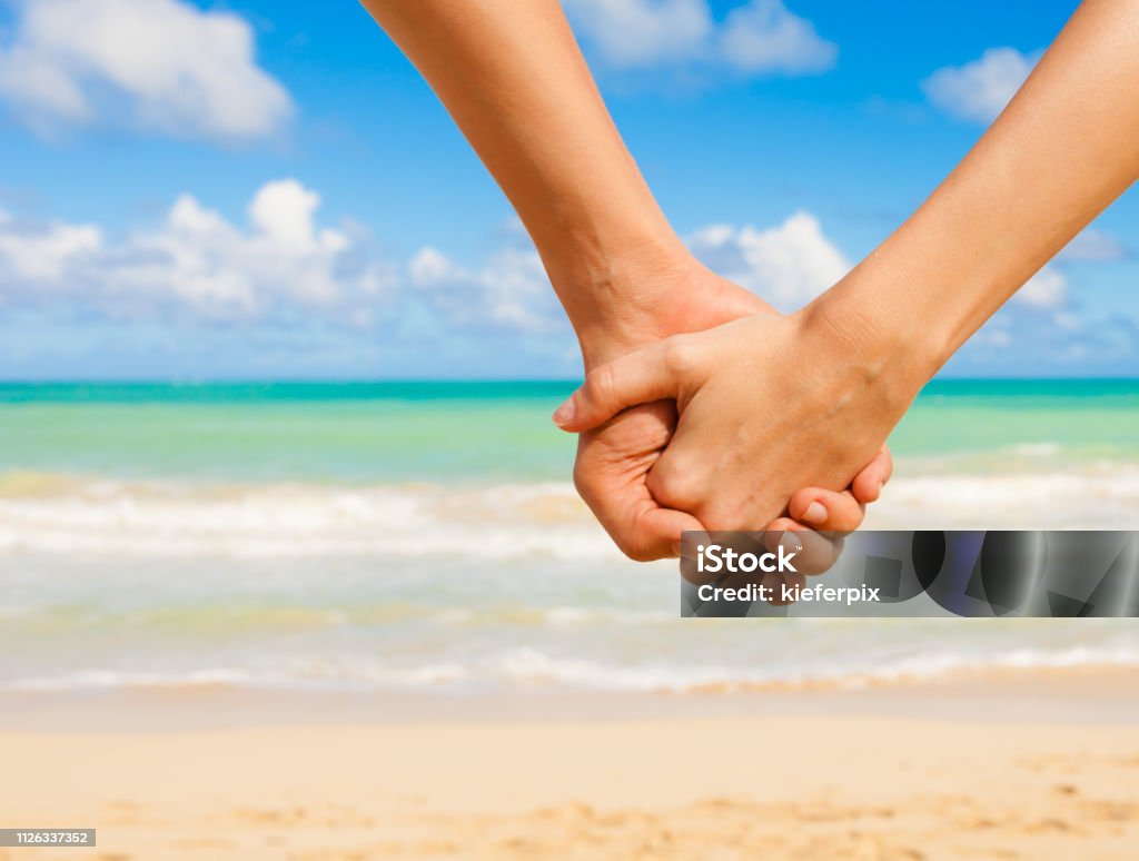 Cặp Đôi Lãng Mạn Nắm Tay Nhau Trên Bãi Biển Hình ảnh Sẵn có - Tải ...