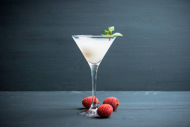 süße lychee martini auf dem rustikalen hintergrund - orientale stock-fotos und bilder