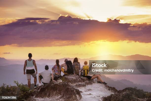 Grupo Amigos Montaña Superior Puesta De Sol Foto de stock y más banco de imágenes de Trabajo en equipo - Trabajo en equipo, Equipo deportivo, Montaña