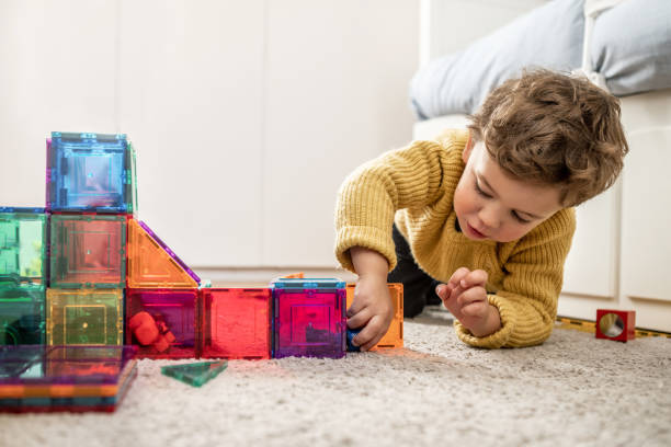 ragazzo che gioca con i blocchi di costruzione - child preschool toy playing foto e immagini stock