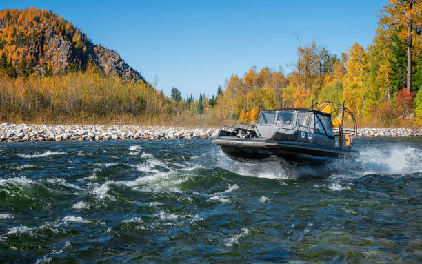 воздушное судно на воздушной подушке на реке снежной - hovercraft стоковые фото и изображения