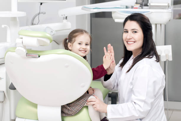 niña linda riendo con su dentista - confidence toothy smile thumbs up ok sign fotografías e imágenes de stock