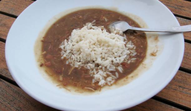 gumbo-suppe, südliche nahrung in usa - chicken gumbo stock-fotos und bilder