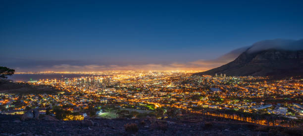 кейптаун освещенная ночная панорама южная африка - africa business cape town south стоковые фото и изображения