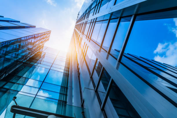 oficinas modernas contra el cielo azul - skyscraper fotografías e imágenes de stock