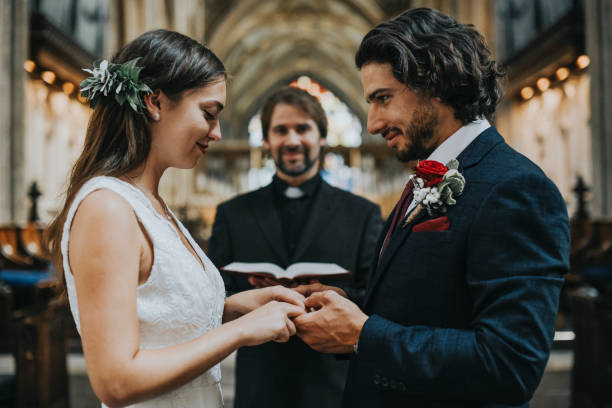 noiva e noivo no altar - church wedding - fotografias e filmes do acervo