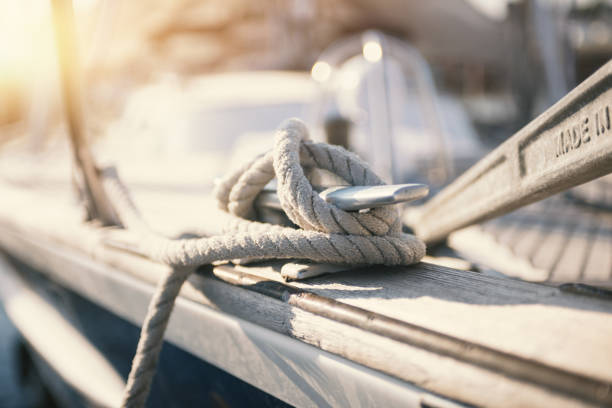 cuerda y pivote en el turístico puerto de amarre: vacaciones y equipo concepto - berth fotografías e imágenes de stock