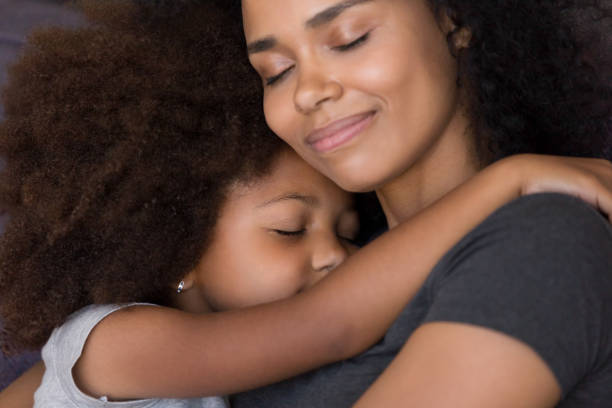 amorevole madre nera single abbraccia figlia carina sentire connessione tenerezza - male smiling african descent black foto e immagini stock