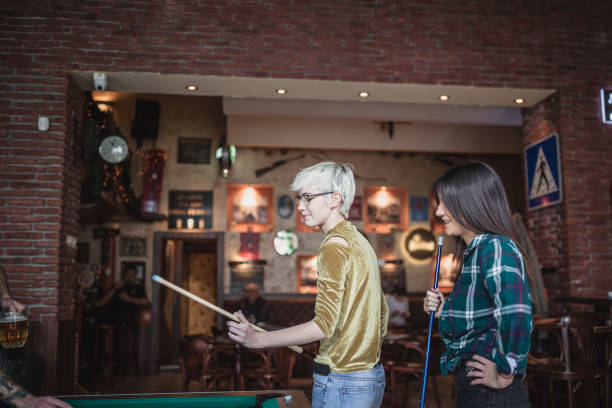 dwie dziewczyny grają w snookera i bawią się razem w pubie. - pool game snooker pub sport zdjęcia i obrazy z banku zdjęć