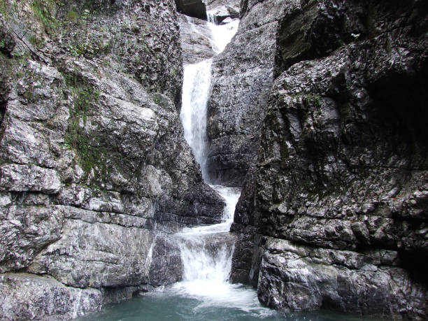wodospad dungellauifall w dolinie klontal i obok jeziora klontalersee - beauty in nature clean cool stream zdjęcia i obrazy z banku zdjęć