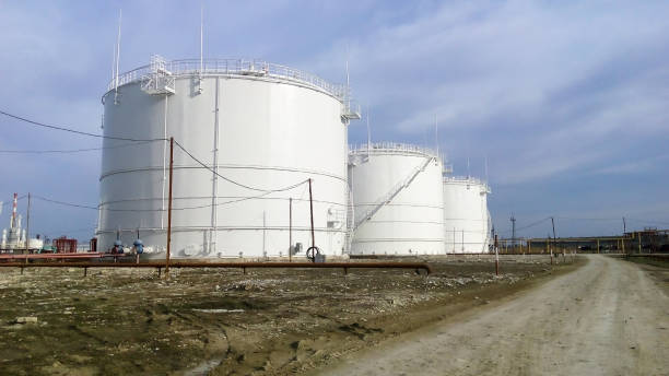 석유 제품에 대 한 저장 탱크 - storage tank 뉴스 사진 이미지