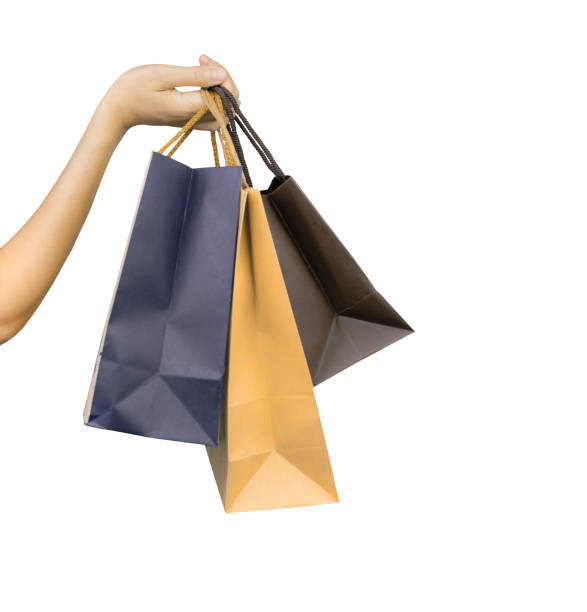 白い背景で隔離紙のショッピング バッグを運ぶ女性。大人の女性の手は、青と茶色の色で 3 つのショッピング バッグを保持します。お客様とショッピング バッグ。黒い金曜日のコンセプト� - palm people white brown ストックフォトと画像