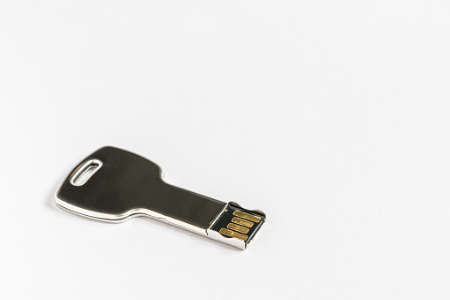 Una llave usb en forma de una llave de metal sobre un fondo blanco photo