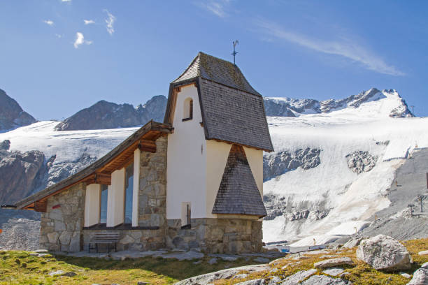 kościół górski niedaleko rettenbachferner - oetztal alps zdjęcia i obrazy z banku zdjęć