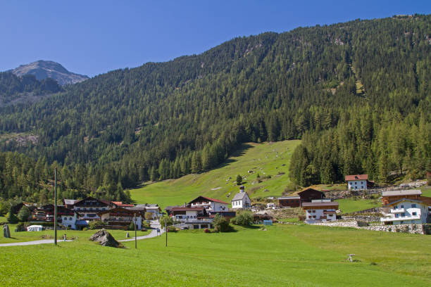 идиллическая деревня koefels - ötztal alps стоковые фото и изображения