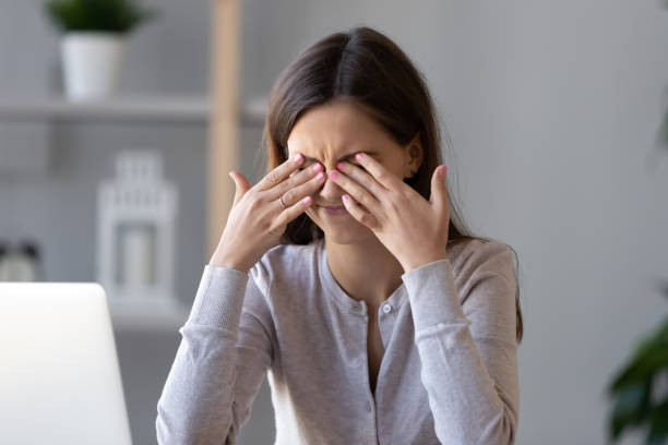 menina adolescente cansada, esfregando os olhos secos irritável sentir fadiga ocular tensão - irritants - fotografias e filmes do acervo