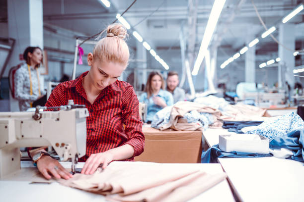 mujeres que trabajan la energía - embroidery textile industry clothing factory fotografías e imágenes de stock