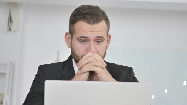 uomo d'affari stanco che lavora su laptop in office - human eye tired rubbing businessman foto e immagini stock