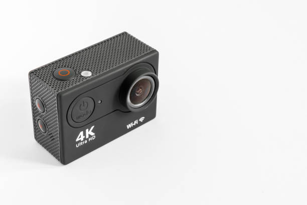 una action camera nera per foto e video 4k ad alta risoluzione su sfondo bianco - fotocamera compatta foto e immagini stock