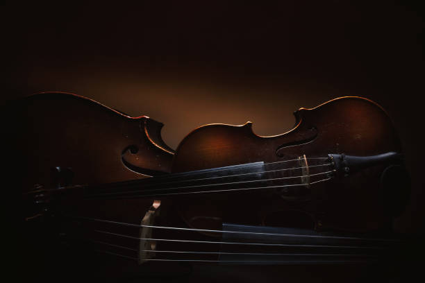vecchio violino e violoncello astratto - violin equipment classical instrument light and shadow foto e immagini stock