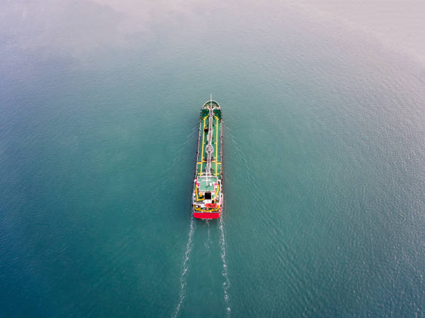 вид с воздуха танкера, перевозивого нефть или газ в море. - oil carrier стоковые фото и изображения