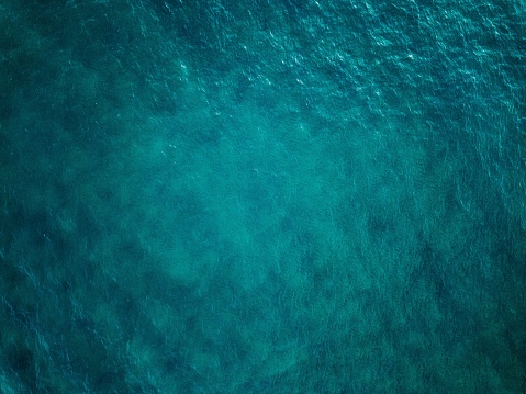 Vista aérea de la superficie del mar azul photo