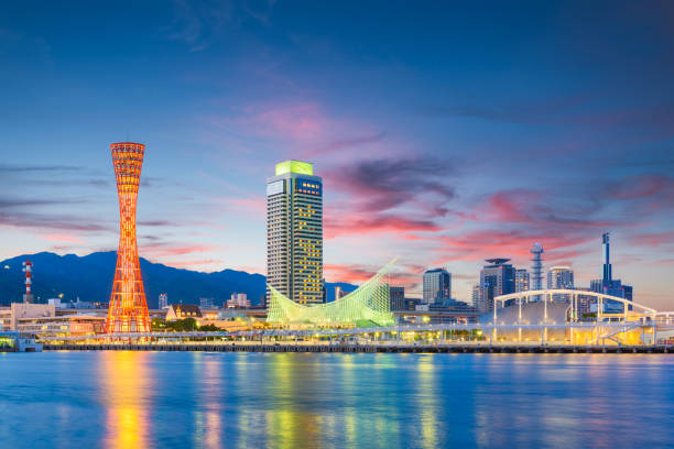 horizonte en el puerto de kobe, japón - chuo ward fotografías e imágenes de stock