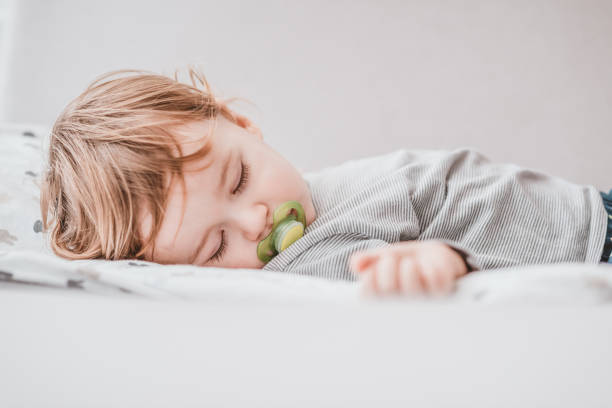 赤ちゃんは、彼の睡眠を必要があります! - sleeping baby ストックフォトと画像