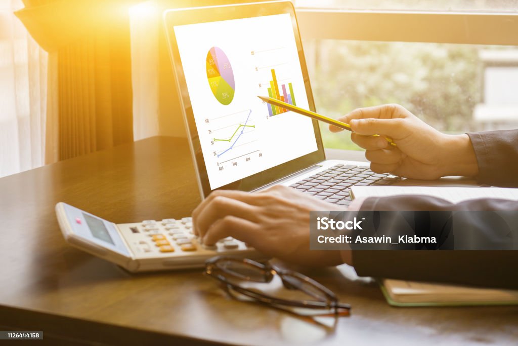 Geschäftsmann Analyse Investitionen Charts mit Rechner Laptop. Buchhaltung und Technik im Büro. Geschäftsleute, die mit Laptop im Büro, Analyze plans.selective Fokus, Vintage Farbe - Lizenzfrei Vermögensberatung Stock-Foto
