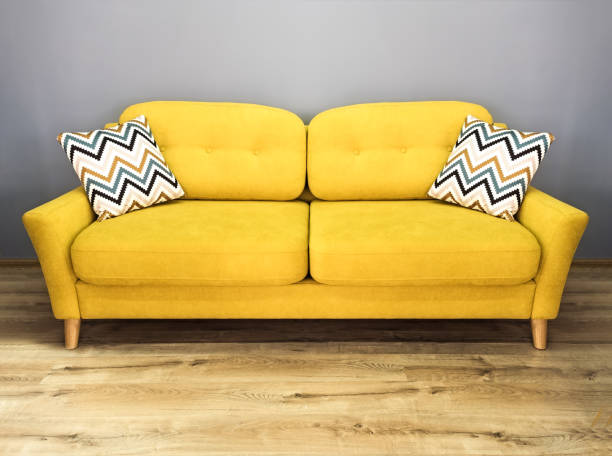 枕のグリーン レモン イエロー ソファ。柔らかいレモンのソファ。灰色の内壁の木製の床でモダンなディバン - pillow cushion embroidery homewares ストックフォトと画像