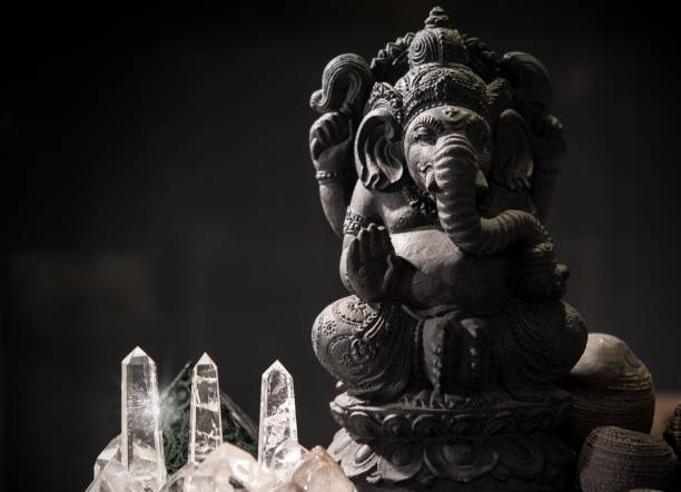 ヒンズー教寺院の祭壇にガネーシュの像を - ganesh ストックフォトと画像