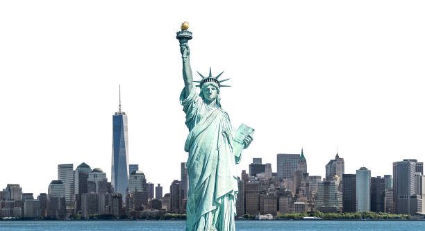 la estatua de la libertad con el edificio high-rise en lower manhattan, nueva york - new york city skyline new york state freedom fotografías e imágenes de stock