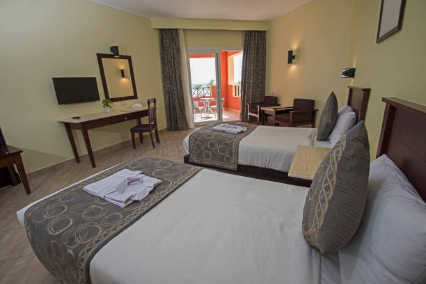 호텔 객실의 럭셔리 스위트에서 트윈 침대 - curtain balcony bed sheet 뉴스 사진 이미지