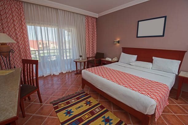 lit double dans une suite luxueuse d’une chambre d’hôtel - curtain balcony bed sheet photos et images de collection