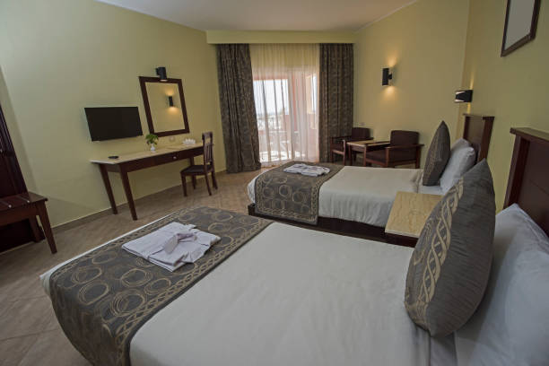 호텔 객실의 럭셔리 스위트에서 트윈 침대 - curtain balcony bed sheet 뉴스 사진 이미지