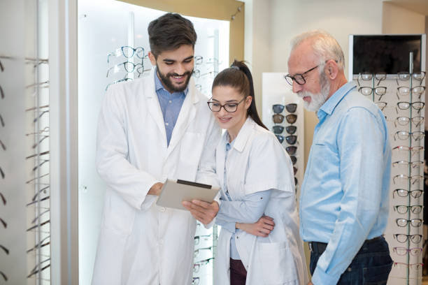 istock Optician showing results to coworkers 1126488290
