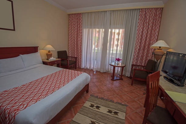 lit double dans une suite luxueuse d’une chambre d’hôtel - curtain balcony bed sheet photos et images de collection