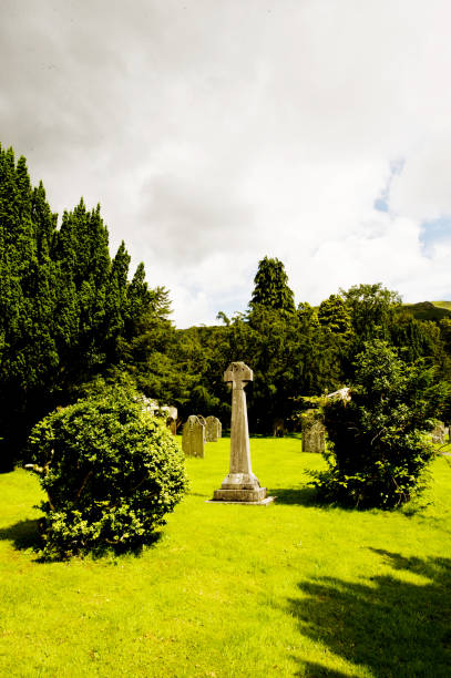 pierres de tête dans un vieux cimetière - lakedistrict photos et images de collection