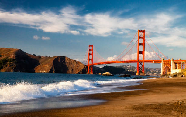 ゴールデン ゲート ブリッジ w 波 - san francisco bay area golden gate bridge night bridge ストックフォトと画像