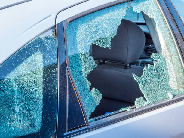 окно автомобиля вандализма - shattered glass broken window damaged стоковые фото и изображения