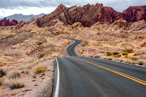 пустая пустынная дорога на каньоне ред-рок после шторма - asphalt highway desert valley стоковые фото и изображения