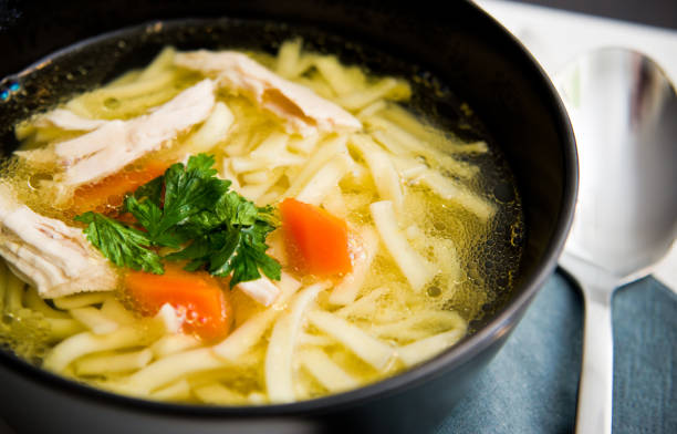 sopa de frango - soup chicken soup chicken noodle soup food - fotografias e filmes do acervo