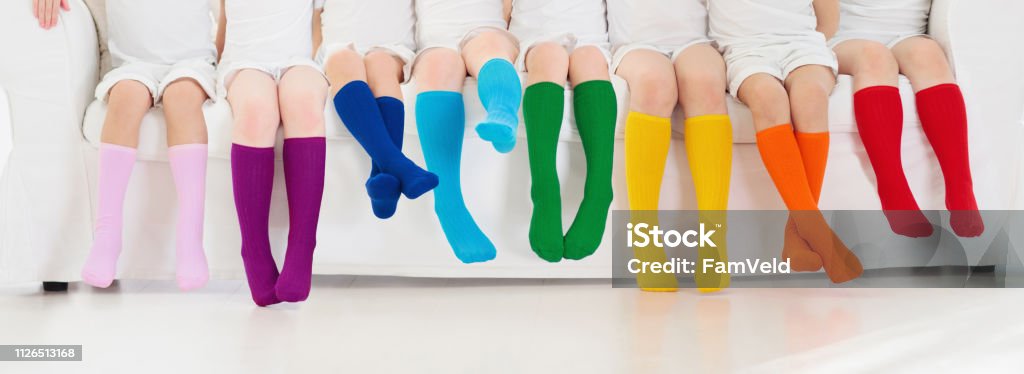 Niños con los calcetines de colores. Calzado de niños. - Foto de stock de Diseño - Temas libre de derechos