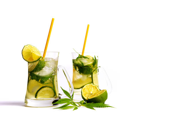유리에 마리화나와 레모네이드 - green smoothie single object cold drink isolated on green 뉴스 사진 이미지