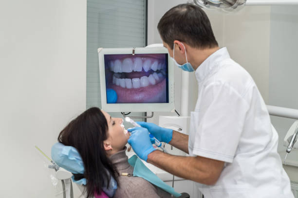 zahnarzt, die zähne des patienten mit intraoralen kamera prüfen - menschlicher zahn fotos stock-fotos und bilder