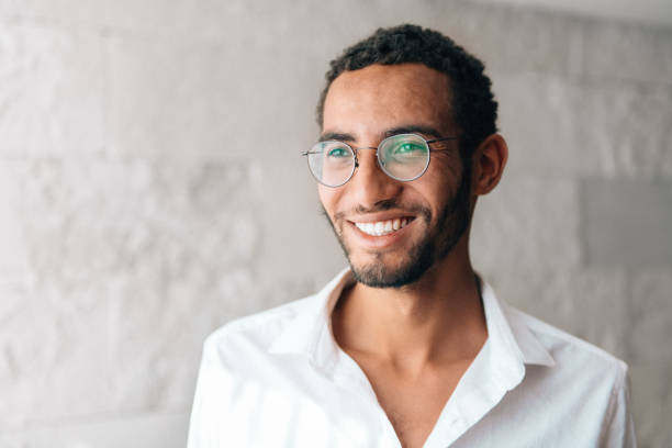 millenial mexican man portrait - olhar para longe imagens e fotografias de stock