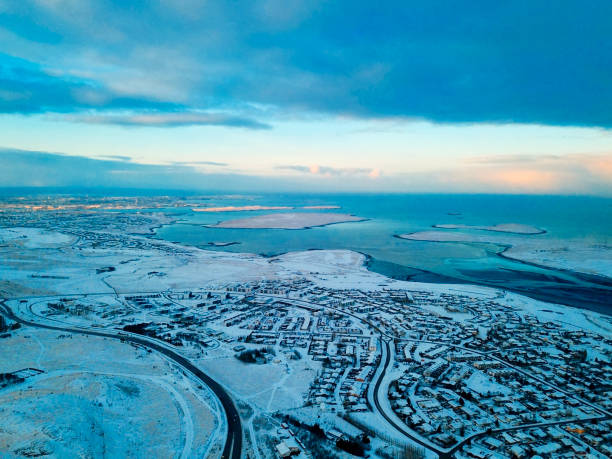 piccola città islandese coperta di neve - 7652 foto e immagini stock