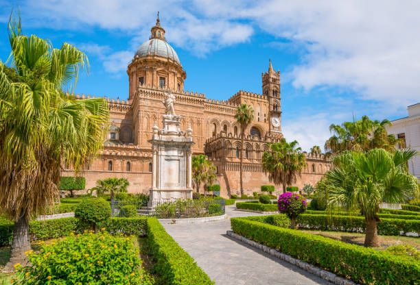 a catedral de palermo, com a estátua de santa rosalia e jardim. sicília, sul da itália. - catedral - fotografias e filmes do acervo