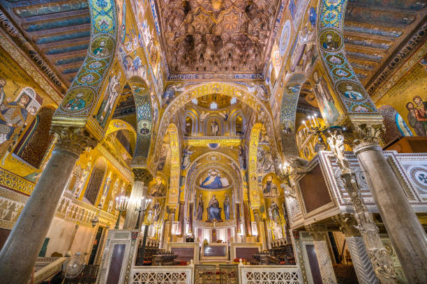 la cappella palatina del palazzo normanno (palazzo dei normanni) a palermo. sicilia, italia. - stile normanno foto e immagini stock